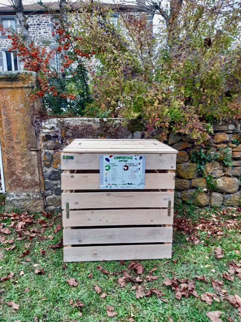 Composteur en bois avec affiche de conseils pour une bonne gestion des déchets organiques : épluchures, marc de café, feuilles mortes, etc. sont acceptés. Pas de viande ni de plastique. Aérer régulièrement le compost.